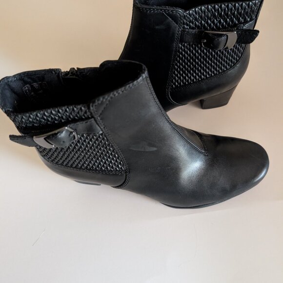 CLARKS BLACK LEATHER ANKLE BOOTS, SIZE 6.5, LIKE NEW - Picture 4 of 4